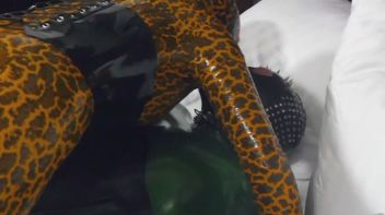 Latexgelüste 1 Screencap 31 on www.sinx.com