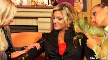 Eurobabe Omelette Screencap 38 on www.sinx.com