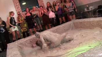 Get Your Mess On, Ladies! Screencap 21 on www.sinx.com