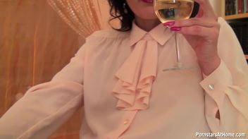 Business Bitch Is A Total Piss Slut Screencap 6 on www.sinx.com