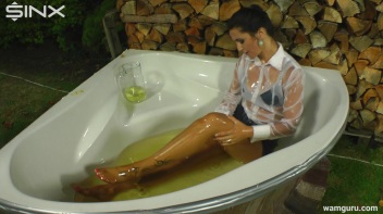 Heeled Babe Oils Up In Bathtub Screencap 48 on www.sinx.com