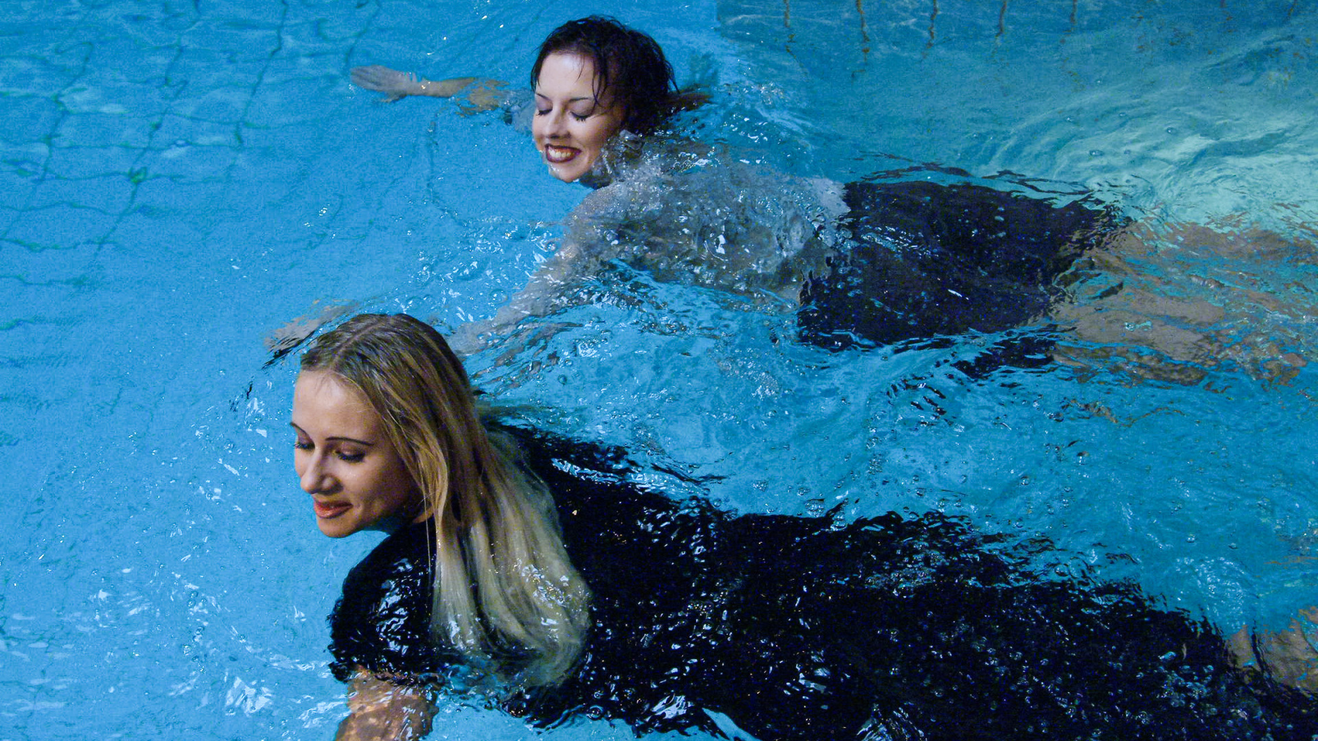 Gorgeous Models Get Wet For The Gym Guys! on www.sinx.com