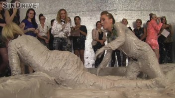 Muddy Wrestling: Jenny Lee vs. Liana Screencap 33 on www.sinx.com