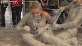 Muddy Wrestling: Jenny Lee vs. Liana Screencap 63 on www.sinx.com