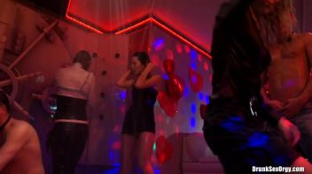 Valentine's Day Vaginas Part 6 - Shower Cam Screencap 55 on www.sinx.com