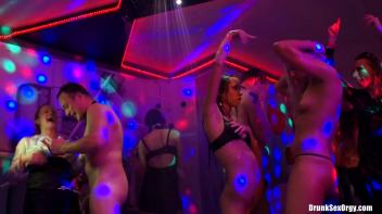 Valentine's Day Vaginas Part 6 - Shower Cam Screencap 85 on www.sinx.com