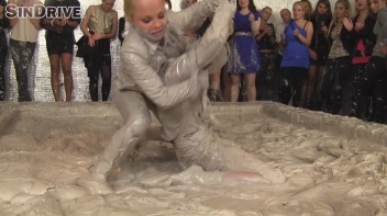 Muddy Wrestling: Sharka Blue vs. Tanya Screencap 31 on www.sinx.com