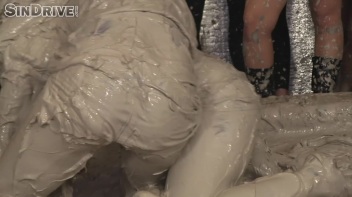 Muddy Wrestling: Sharka Blue vs. Tanya Screencap 36 on www.sinx.com