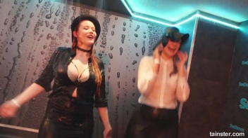 Amateur Cuties Shake It In The Shower! Screencap 14 on www.sinx.com