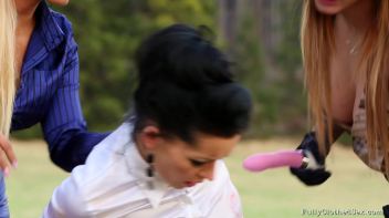 Fully Clothed Pussy In The Park Screencap 76 on www.sinx.com