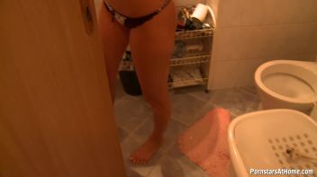 Hottie Wants That Blowjob Cash Screencap 106 on www.sinx.com