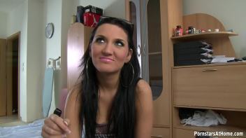 Hottie Wants That Blowjob Cash Screencap 15 on www.sinx.com