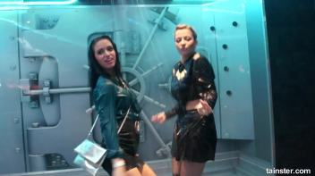 Sexy amateur chicks own the wet dancefloor Screencap 4 on www.sinx.com