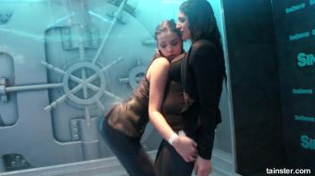 Sexy amateur chicks own the wet dancefloor Screencap 62 on www.sinx.com