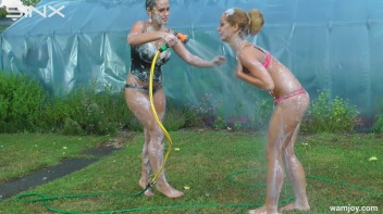 WAM Babes Clean Off After Food Fight Screencap 1 on www.sinx.com