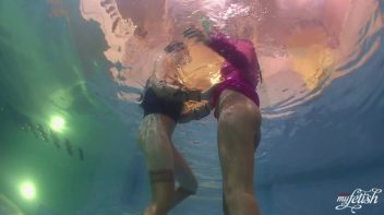 Lezzing Out In The Pool Screencap 57 on www.sinx.com