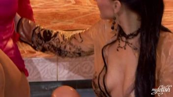 Lezzing Out In The Pool Screencap 87 on www.sinx.com