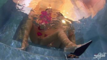 Lezzing Out In The Pool Screencap 88 on www.sinx.com