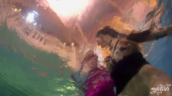 Lezzing Out In The Pool Screencap 90 on www.sinx.com