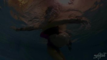 Lezzing Out In The Pool Screencap 91 on www.sinx.com