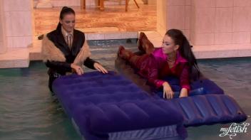 Lezzing Out In The Pool Screencap 13 on www.sinx.com