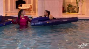 Lezzing Out In The Pool Screencap 18 on www.sinx.com