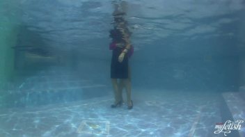 Lezzing Out In The Pool Screencap 31 on www.sinx.com