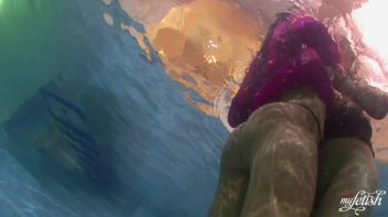 Lezzing Out In The Pool Screencap 38 on www.sinx.com