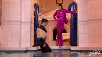 Lezzing Out In The Pool Screencap 4 on www.sinx.com