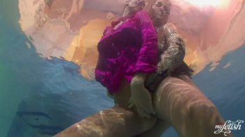 Lezzing Out In The Pool Screencap 40 on www.sinx.com