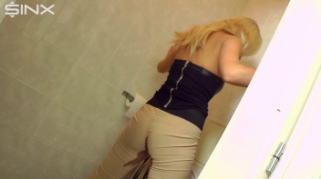 Pretty Blonde Pisser Screencap 24 on www.sinx.com