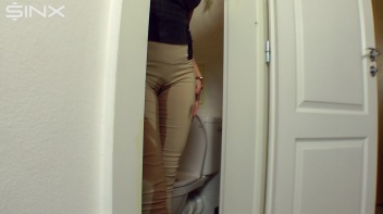 Pretty Blonde Pisser Screencap 46 on www.sinx.com