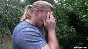 Pissing action in the garden Screencap 9 on www.sinx.com