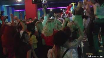 Bikini Beach Balls Part 1 - Cam 3 Screencap 21 on www.sinx.com