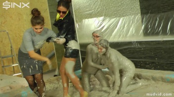 Catfighting Babes Brawl In The Mud Screencap 17 on www.sinx.com