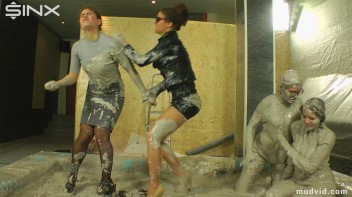 Catfighting Babes Brawl In The Mud Screencap 19 on www.sinx.com