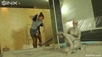 Catfighting Babes Brawl In The Mud Screencap 2 on www.sinx.com