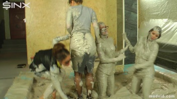 Catfighting Babes Brawl In The Mud Screencap 26 on www.sinx.com