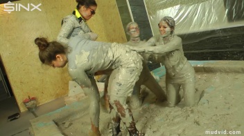 Catfighting Babes Brawl In The Mud Screencap 28 on www.sinx.com