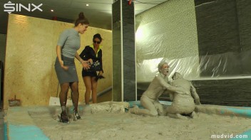 Catfighting Babes Brawl In The Mud Screencap 3 on www.sinx.com