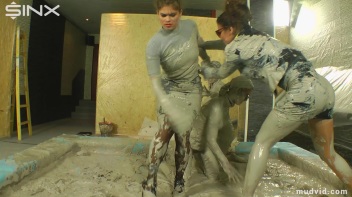 Catfighting Babes Brawl In The Mud Screencap 30 on www.sinx.com