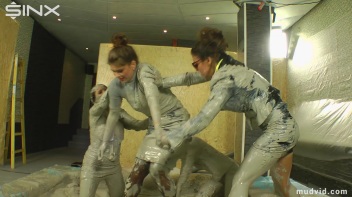 Catfighting Babes Brawl In The Mud Screencap 31 on www.sinx.com