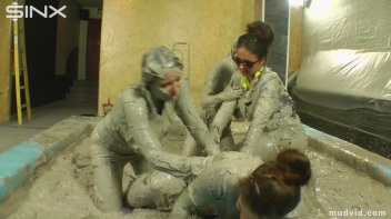 Catfighting Babes Brawl In The Mud Screencap 36 on www.sinx.com