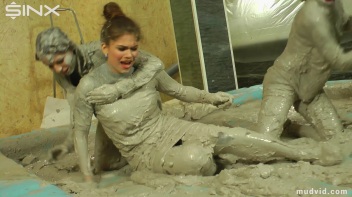 Catfighting Babes Brawl In The Mud Screencap 37 on www.sinx.com