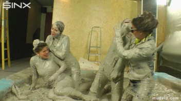 Catfighting Babes Brawl In The Mud Screencap 41 on www.sinx.com