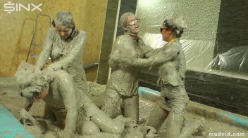 Catfighting Babes Brawl In The Mud Screencap 43 on www.sinx.com