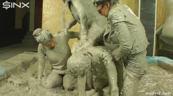 Catfighting Babes Brawl In The Mud Screencap 46 on www.sinx.com