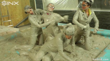 Catfighting Babes Brawl In The Mud Screencap 48 on www.sinx.com