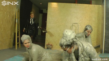 Catfighting Babes Brawl In The Mud Screencap 53 on www.sinx.com