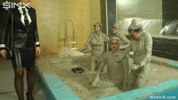 Catfighting Babes Brawl In The Mud Screencap 54 on www.sinx.com